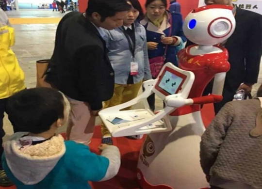 暑假來花灣，春晚機器人陪你過(guò)